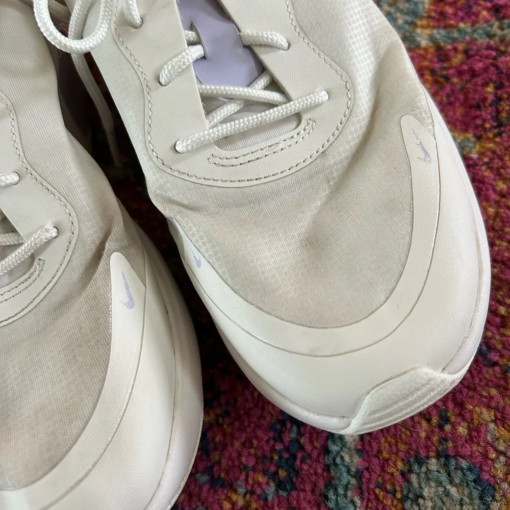 Nike | Women’s white/lavendar Air Max Dia lace up sneakers, lavender accents 8.5